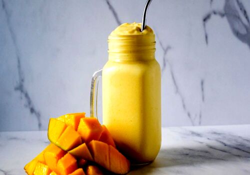 2 مدل اسموتی انبه رژیمی و خنک برای میان وعده های تابستونی + طرز تهیه 