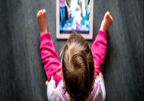 مهم ترین دلایل ریزش مو کودکان چیه و چطوری درمان میشه؟