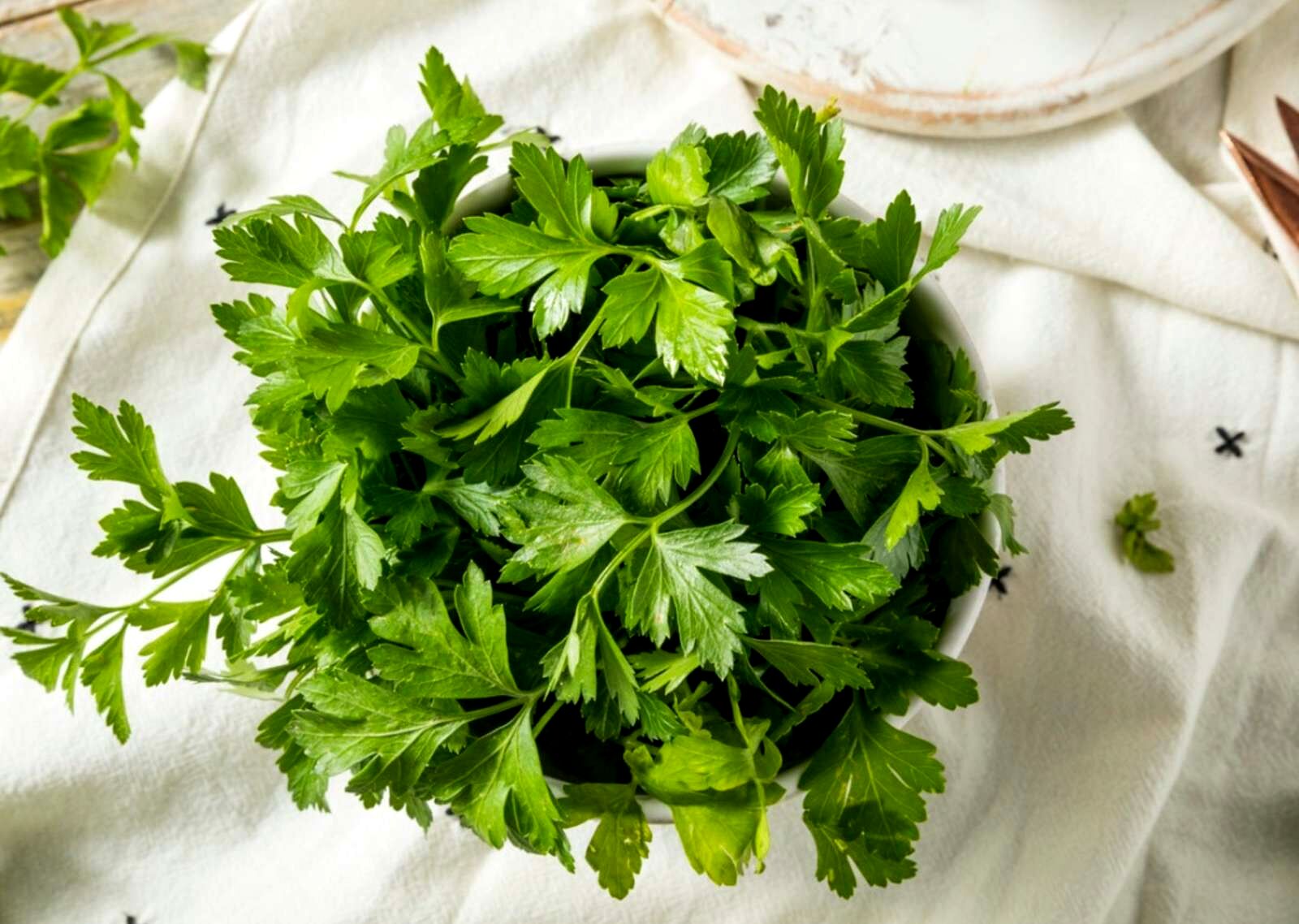 دم کرده این سبزی برای زودتر پریود شدن معجزه میکنه