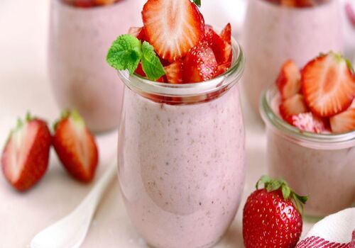 دسر خنک و خوشمزه می خوای؟ ژله رژیمی رو با ماست درست کن + طرز تهیه