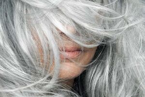 دلایل سفید شدن موها و راهکارهای پیشگیری از آن