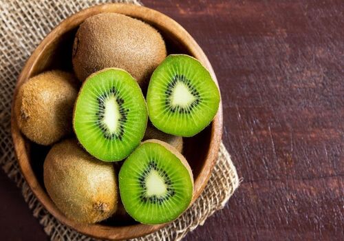 فواید بی نظیر کیوی برای پوست و مو | 14 کاربرد فوق العاده کیوی برای زیبایی + توضیحات