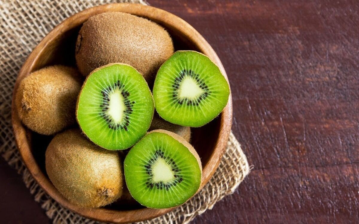 فواید بی نظیر کیوی برای پوست و مو | 14 کاربرد فوق العاده کیوی برای زیبایی + توضیحات