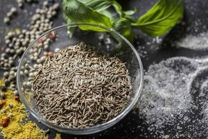 مضرات زیاده روی در مصرف زیره | چه کسانی نباید زیره بخورند؟